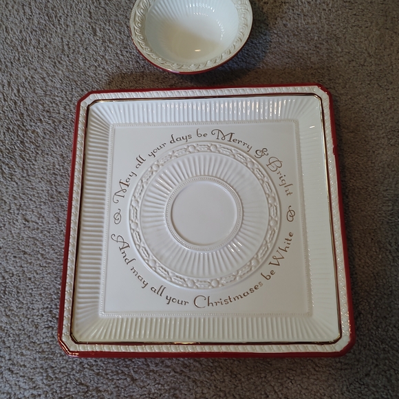 Grasslands Road Red and White Holiday Decor Plate - Picture 1 of 8